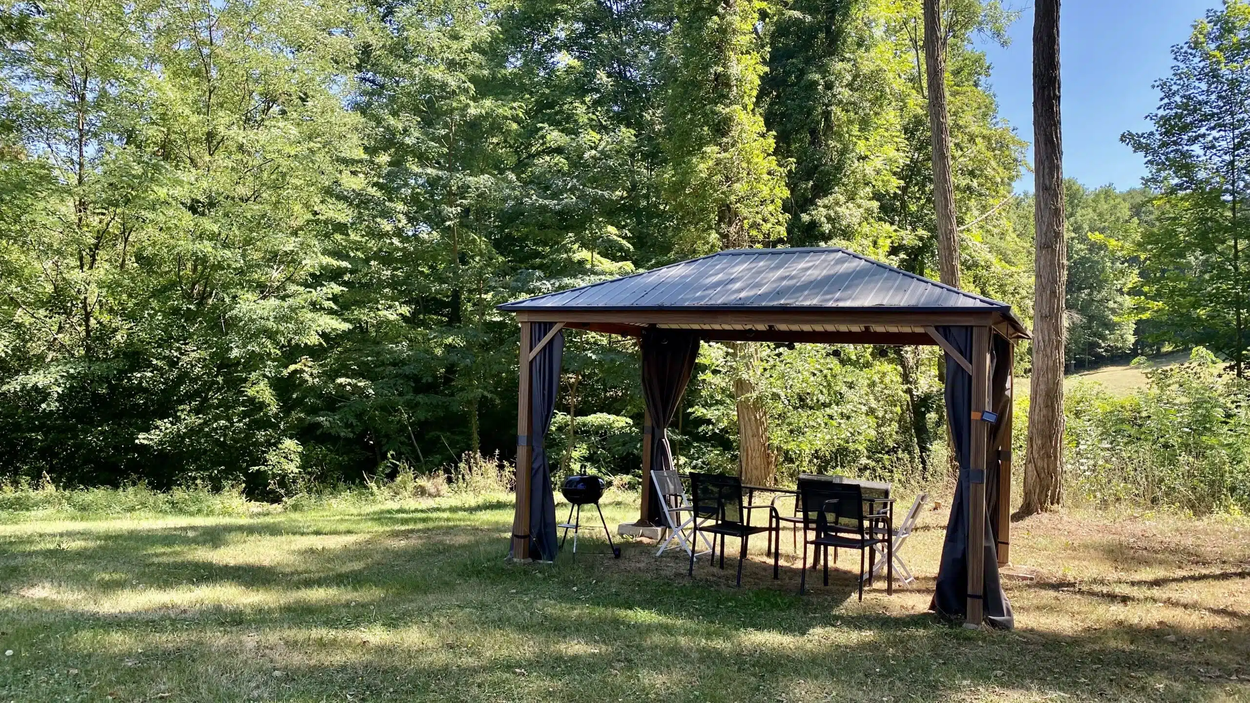 Un coin en extérieur pour la gîte Barguillère